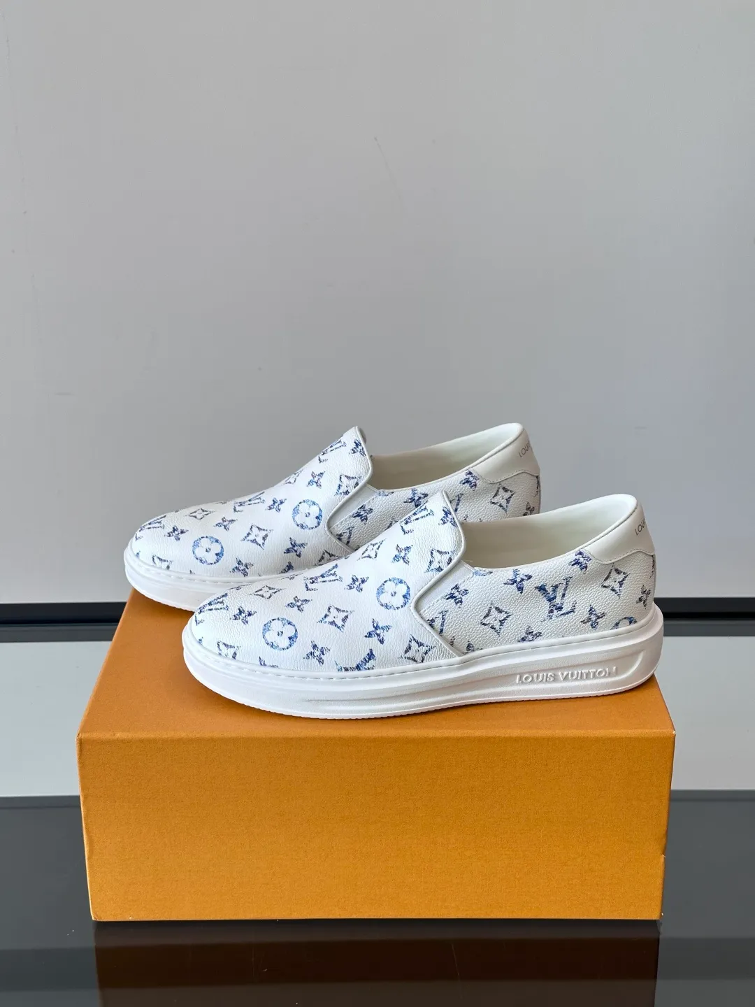 Men's shoes 💰p360 "LOUIS VUITTO＊" Classic presbyopic slip-on loafers are made of classic Damier Gra men's shoes 💰phite canvas, with LV logo embellishment on the shoe body, leather straps decorated with LV metal logo buckles, smooth calf leather trim, and Monogram flower rubber outsole, full of youthful vitality and elegance. Blake craftsmanship and hand-stitched uppers cleverly establish recognition, and the standard sheepskin lining provides a comfortable and soft foot feel! Size: 38-44